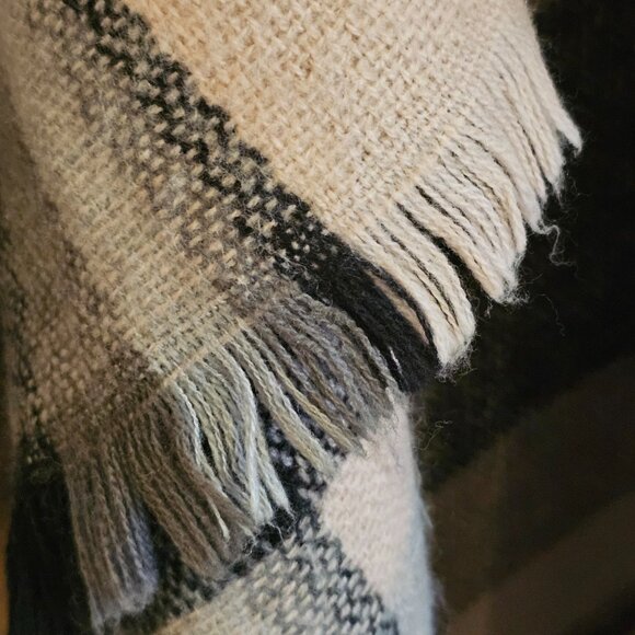 Pink and black poncho with buckle - Picture 5 of 9